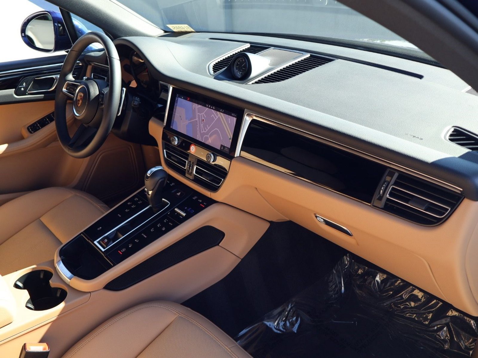 Certified 2025 Porsche Macan AWD/4WD image 24