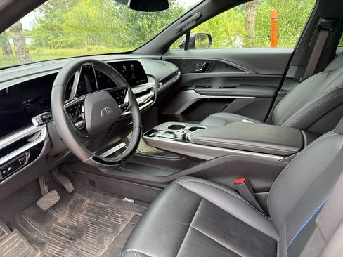 Used 2024 Cadillac Lyriq Luxury AWD/4WD image 4