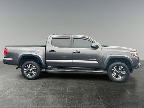 Used 2016 Toyota Tacoma TRD Sport w/ Towing Package image 8