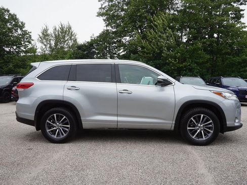Used 2017 Toyota Highlander XLE AWD/4WD image 4