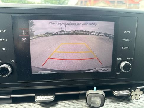 Used 2023 Kia Carnival LX FWD image 9