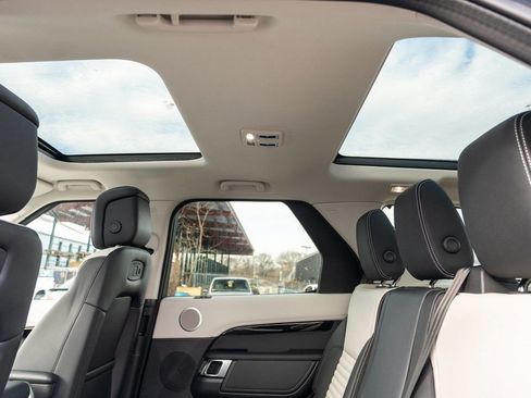 New 2025 Land Rover Discovery S image 21