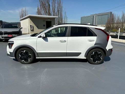 Used 2024 Kia Niro Wave w/ Wave Preserve Package image 3