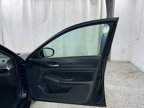 Used 2025 Nissan Altima 2.5 SV FWD image 13