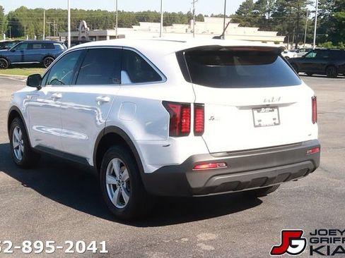 Certified 2023 Kia Sorento LX AWD/4WD image 5