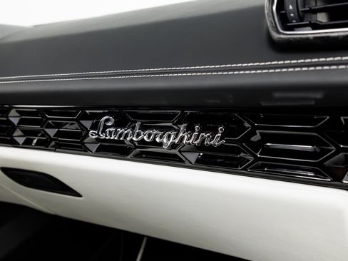 Used 2021 Lamborghini Huracan EVO RWD image 42