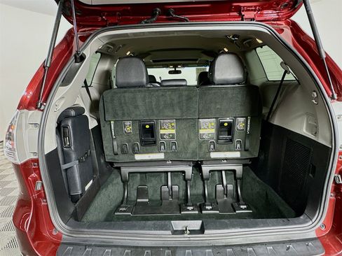 Used 2016 Toyota Sienna L image 28