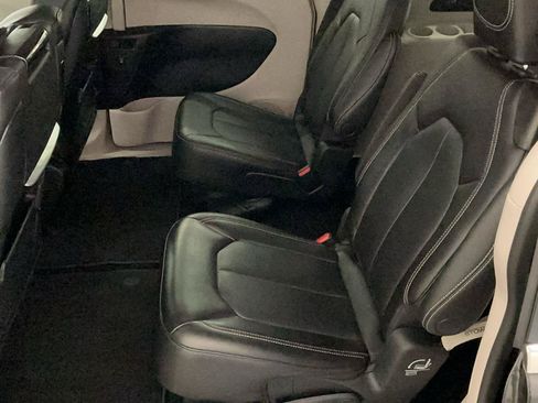 Used 2023 Chrysler Pacifica Touring-L w/ Uconnect Theater Family Group AWD/4WD image 9