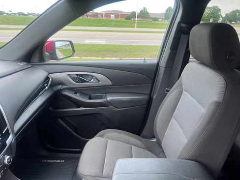 Used 2022 Chevrolet Traverse LT FWD image 18