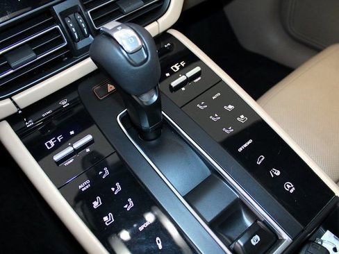 Certified 2022 Porsche Macan S image 18