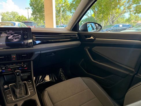 Used 2025 Volkswagen Jetta SE image 30