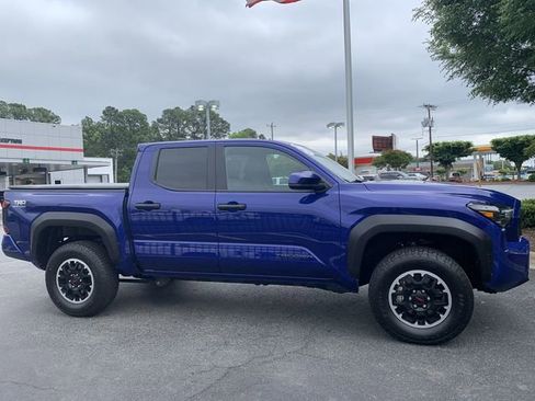 Certified 2025 Toyota Tacoma TRD Off-Road AWD/4WD image 9