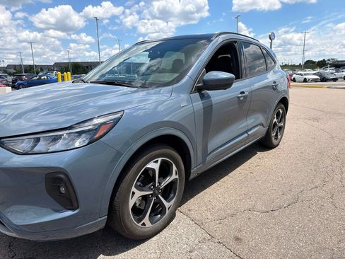 Used 2024 Ford Escape ST-Line Select w/ Tech Pack #2 AWD/4WD image 3