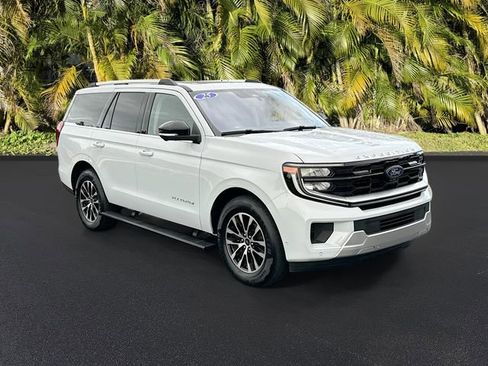 Used 2025 Ford Expedition Platinum image 2