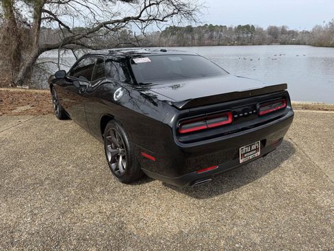 Used 2018 Dodge Challenger SXT image 9