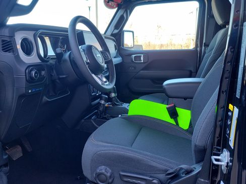 Used 2025 Jeep Wrangler Unlimited Sahara image 7