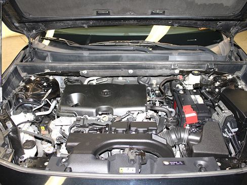 Used 2021 Toyota RAV4 LE AWD/4WD image 40