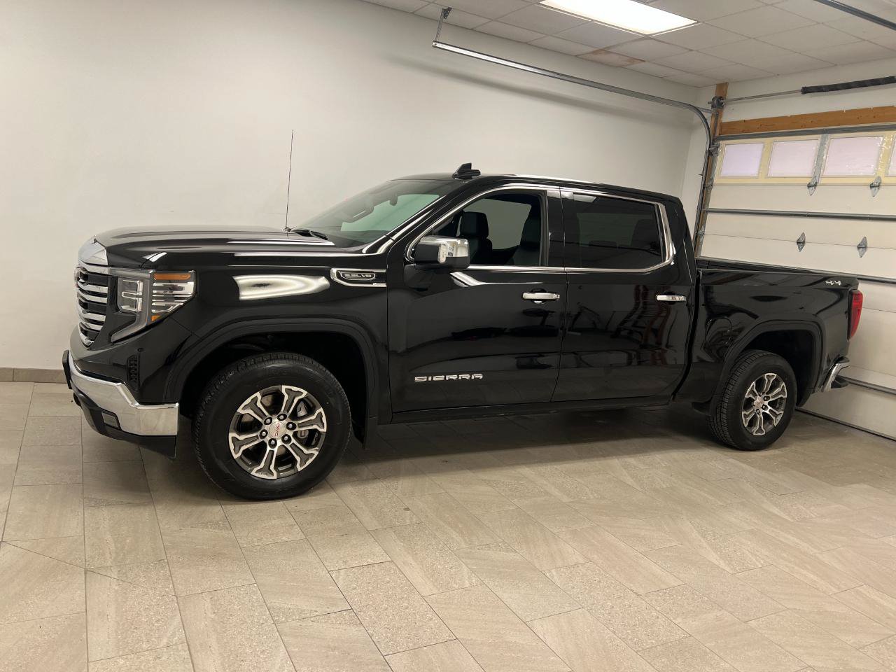 Used 2025 GMC Sierra 1500 SLT AWD/4WD image 2
