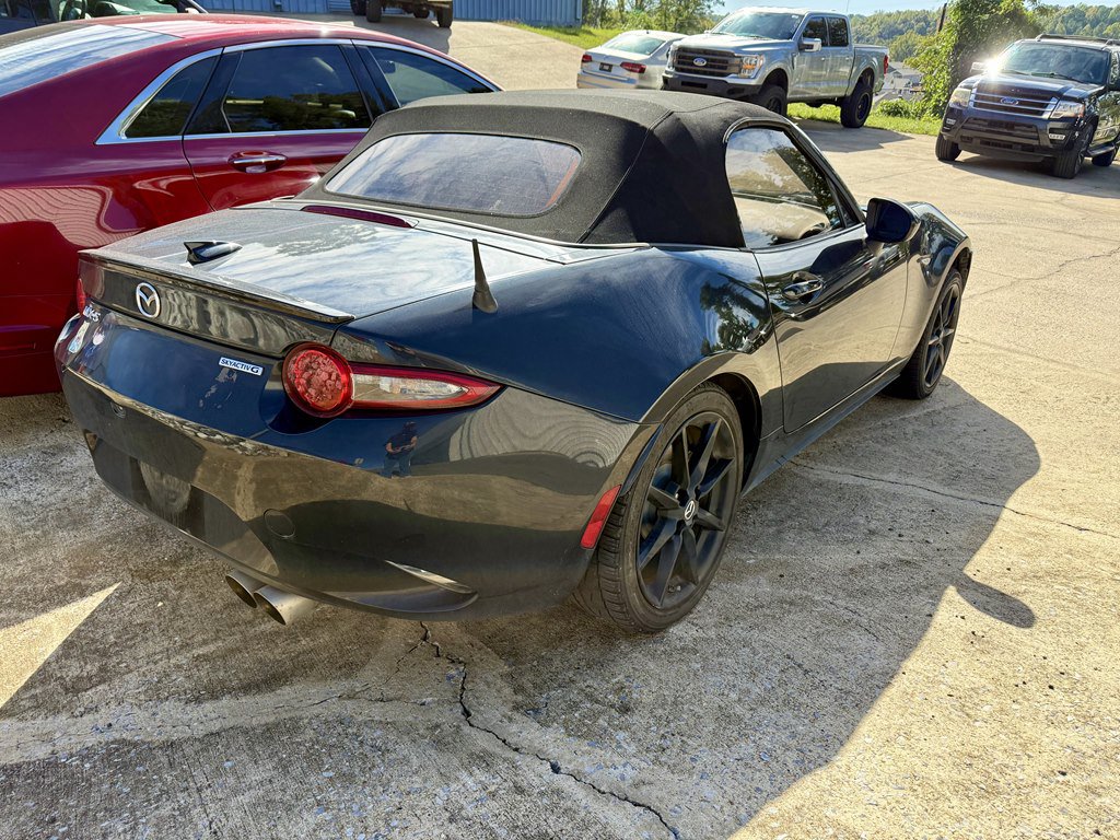 Used 2020 MAZDA MX-5 Miata Club RWD image 2