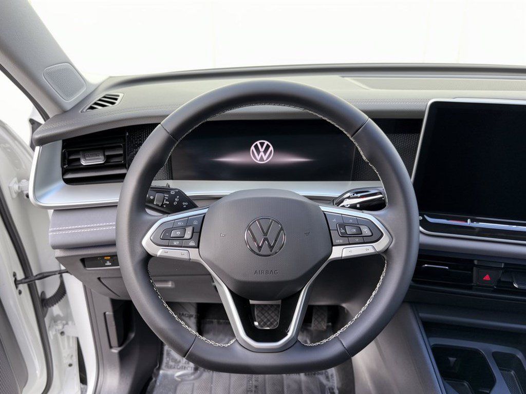 Used 2025 Volkswagen Tiguan SE FWD image 10