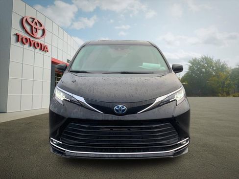 Used 2023 Toyota Sienna XLE image 8