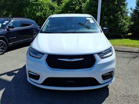 Used 2024 Chrysler Pacifica Touring-L FWD image 2