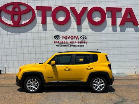 Used 2018 Jeep Renegade Latitude w/ Popular Equipment Group FWD image 5