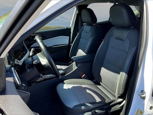 Used 2025 Chevrolet Trax LT w/ LT Convenience Package image 13