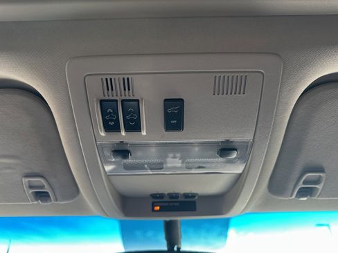 Used 2011 GMC Yukon Denali image 9