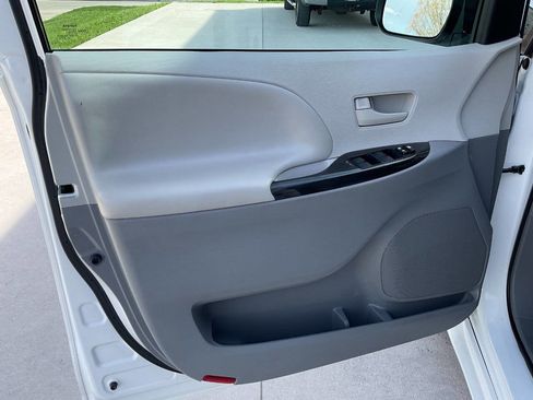 Used 2013 Toyota Sienna LE FWD image 24