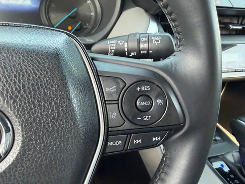 Used 2023 Toyota Venza LE image 9