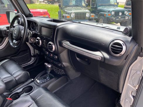 Used 2012 Jeep Wrangler Unlimited Sahara w/ Dual Top Group AWD/4WD image 28