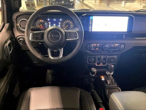 Used 2025 Jeep Wrangler Sahara image 5