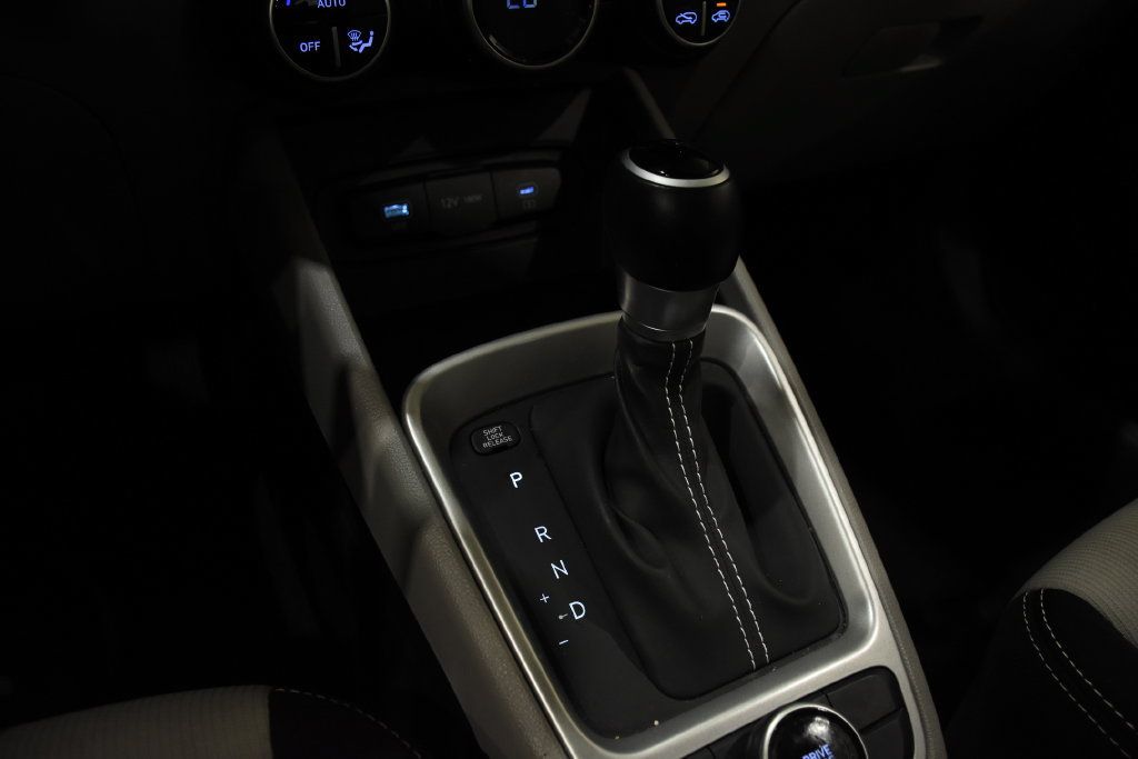 Certified 2025 Hyundai Venue SEL FWD image 29