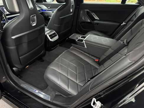 Used 2023 BMW i7 xDrive60 AWD/4WD image 40