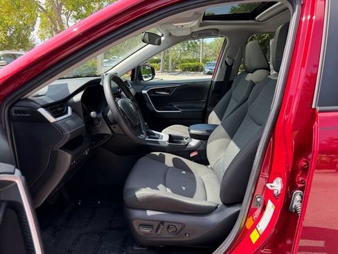 Used 2021 Toyota RAV4 XLE w/ Convenience Package FWD image 11