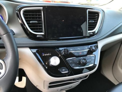 Used 2024 Chrysler Pacifica Limited FWD image 5