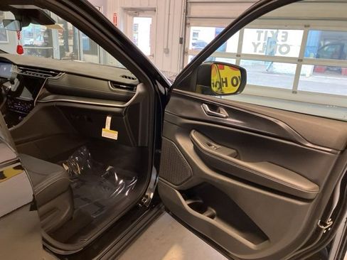 New 2025 Jeep Grand Cherokee L Laredo w/ Luxury Tech Group I image 14