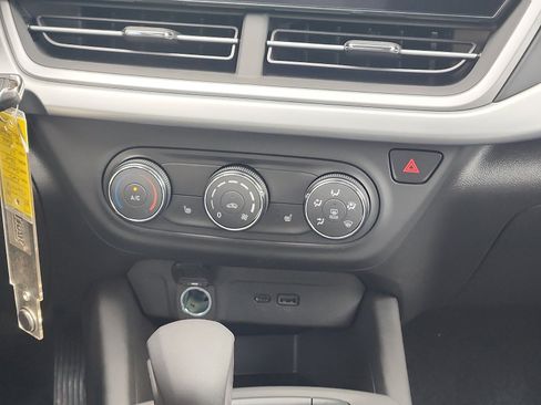 Used 2025 Chevrolet Trax LS w/ LS Convenience Package FWD image 18