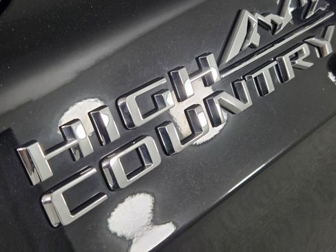 Used 2024 Chevrolet Suburban High Country AWD/4WD image 12