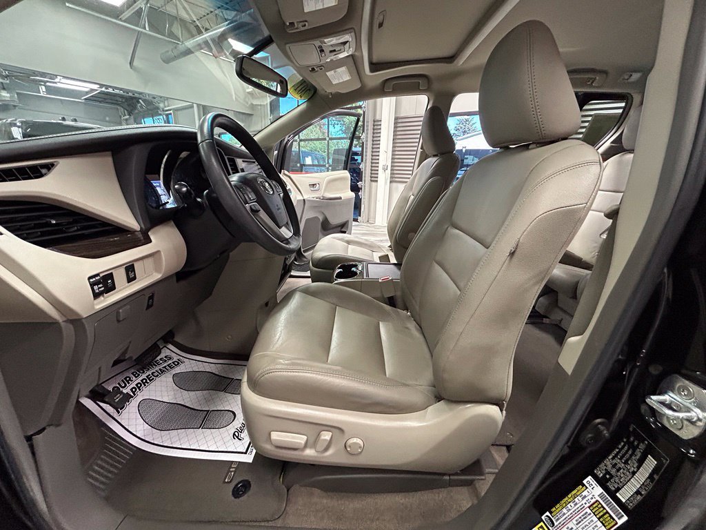 Used 2017 Toyota Sienna XLE FWD image 58
