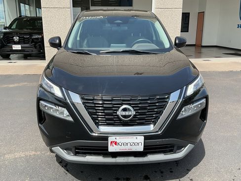 Used 2022 Nissan Rogue SV image 2