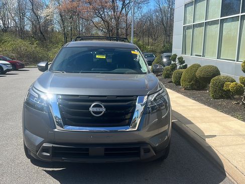 Certified 2024 Nissan Pathfinder SV image 2