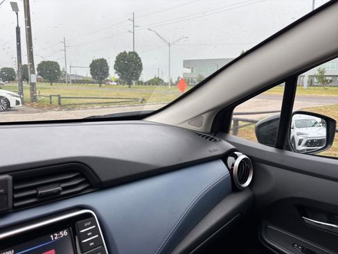 Used 2025 Nissan Versa SV FWD image 33