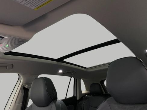 New 2025 Volkswagen Tiguan SE image 28