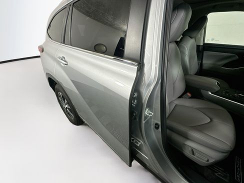 Used 2023 Toyota Highlander XLE FWD image 28