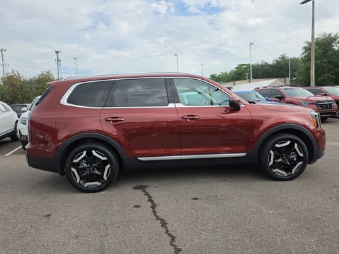 Certified 2024 Kia Telluride EX w/ EX Captain's Chair Package FWD image 8