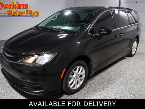 Used 2017 Chrysler Pacifica LX image 1