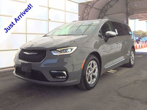Used 2023 Chrysler Pacifica Limited FWD image 1
