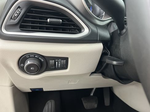 Used 2023 Chrysler Pacifica Touring-L FWD image 15